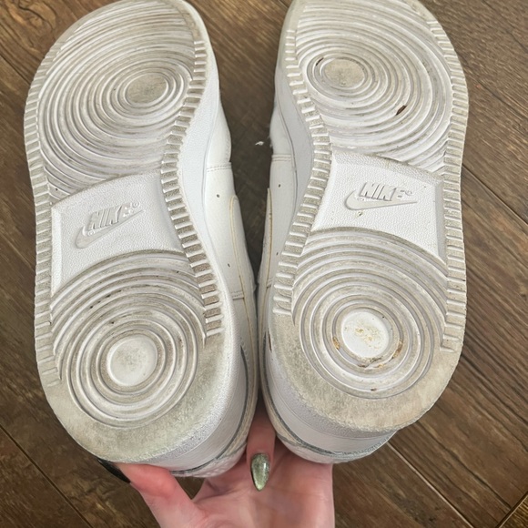 Nike Men's White Leather Sneakers - Picture 4 of 4